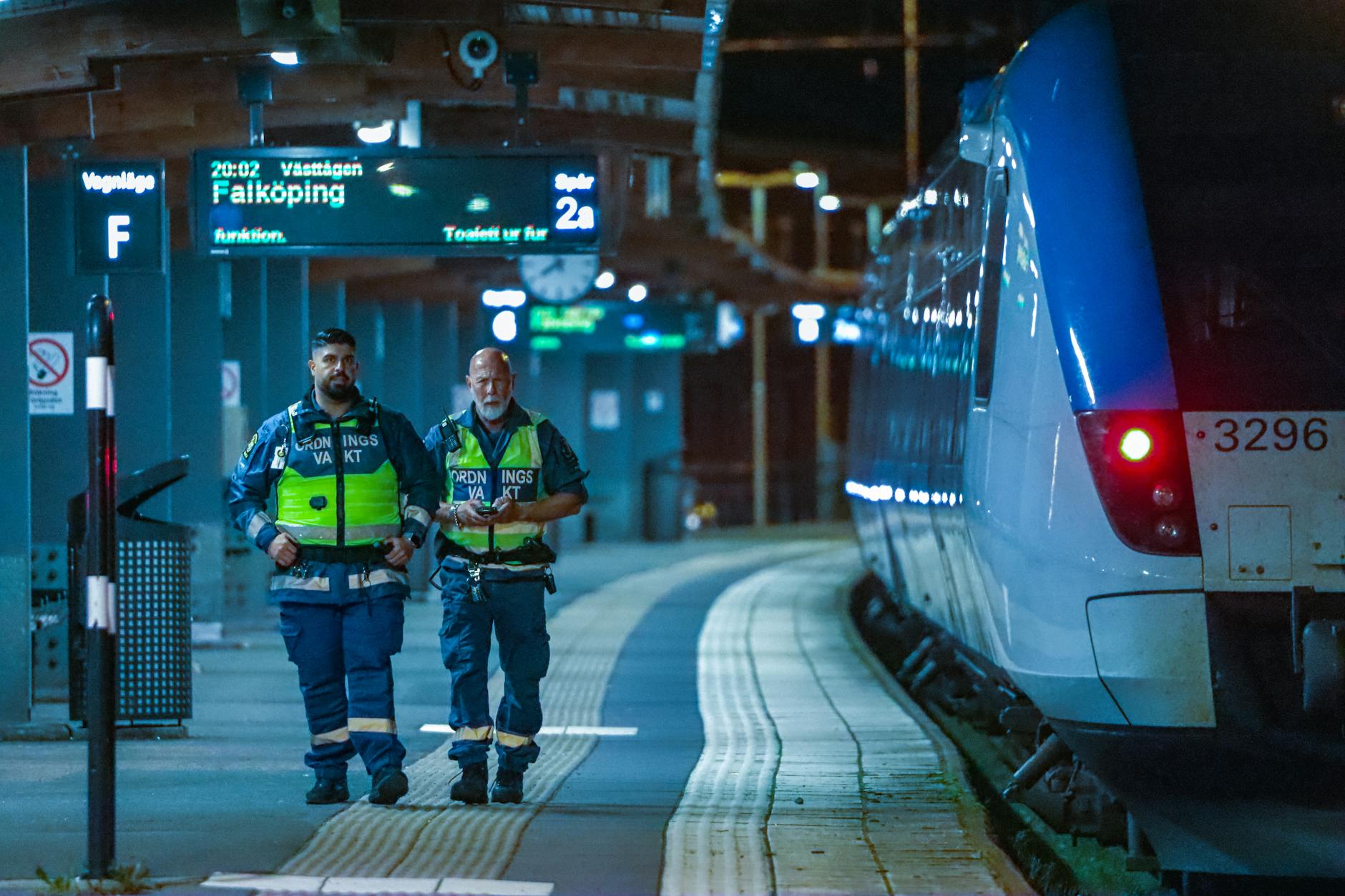 Agent de s\u00fbret\u00e9 ferroviaire en patrouille en gare
